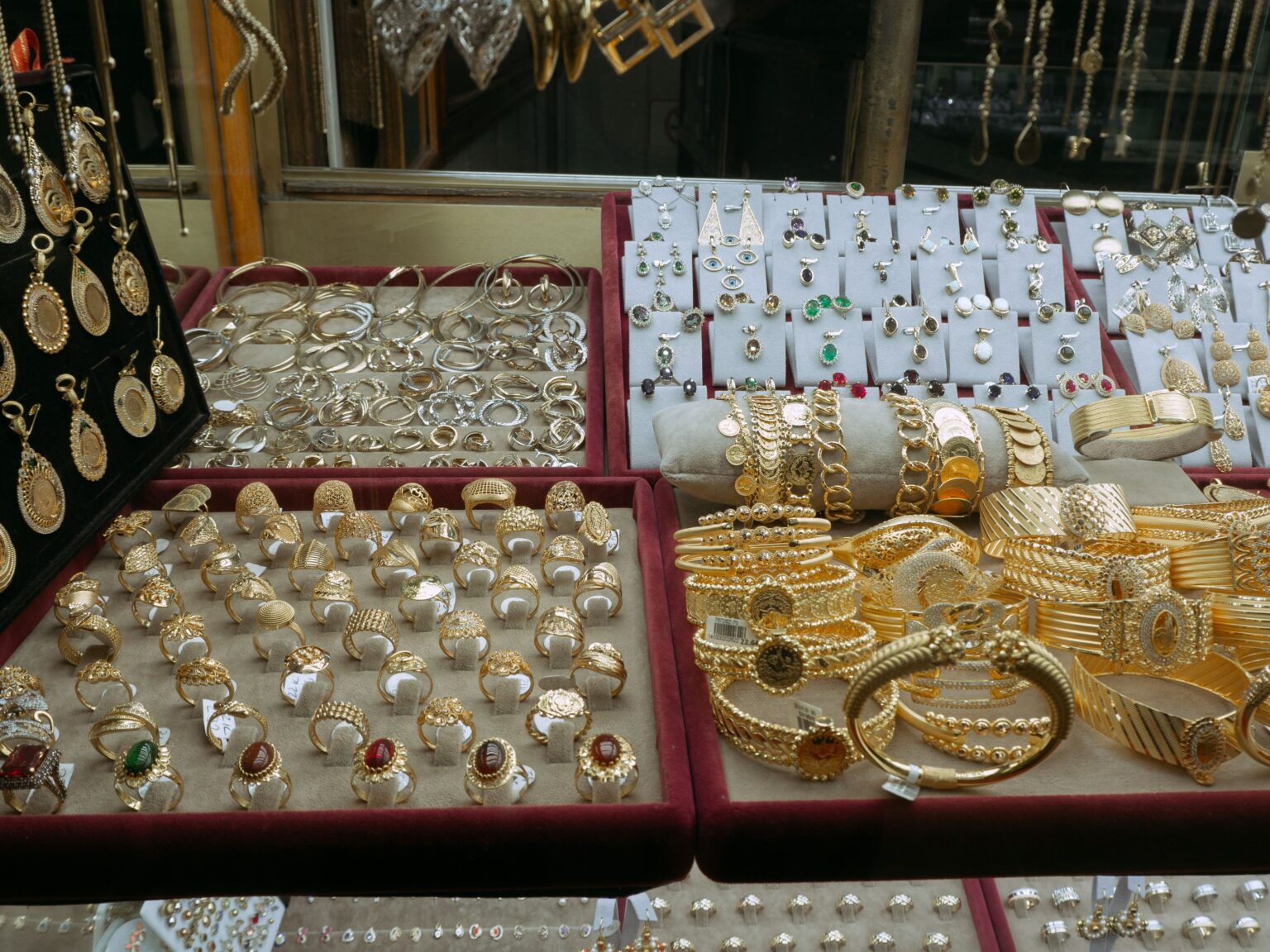 Key Factors to Consider When Selling Gold